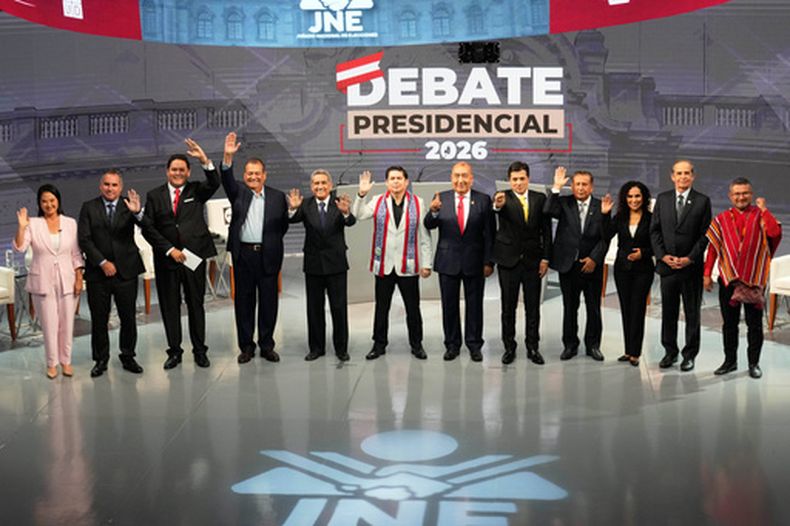 De izquierda a derecha, los candidatos presidenciales Keiko Fujimori, Rafael Belaunde, Enrique Valderrama, Jorge Nieto, Mesías Guevara, Herbert Caller, Mario Vizcarra, Paul Jaimes, Antonio Ortiz, Rosario Fernández, Roberto Chiabra y Ronald Atencio saludan a los periodistas al llegar a un debate presidencial antes de las elecciones del 12 de abril en Lima, Perú, el miércoles 25 de marzo de 2026. (Foto AP/Martín Mejía)