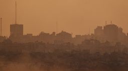 Edificios destruidos por ataques del ejército israelí contra la Franja de Gaza, vistos desde el sur de Israel, el jueves 7 de agosto de 2025. (AP Foto/Leo Correa)