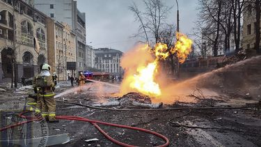 En esta imagen, distribuida por el gobierno municipal militar de Kiev, bomberos trabajan en la escena de un ataque ruso con misiles, en Kiev, Ucrania, el 20 de diciembre de 2024. (Gobierno municipal militar de Kiev vía AP)