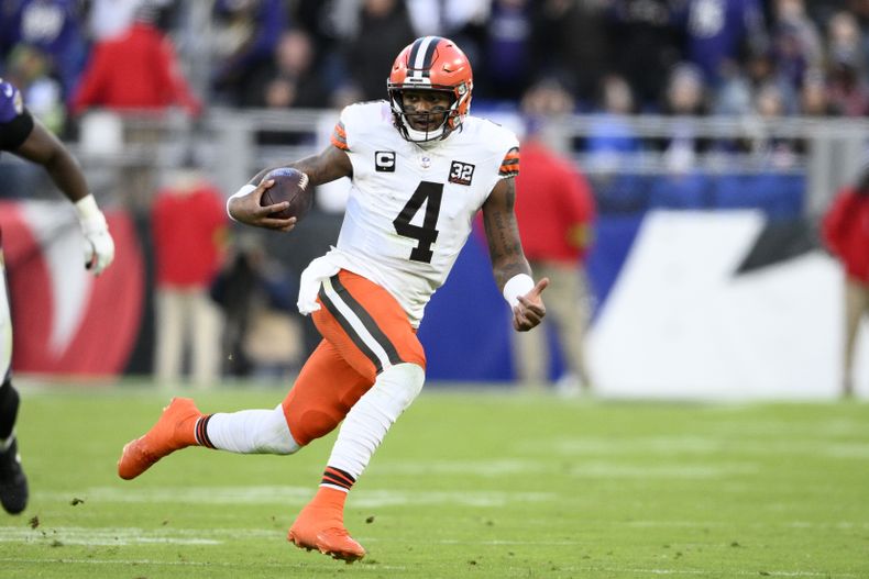 Foto del 12 de noviembre del 2023, el quarterback de los Browns de Cleveland Deshaun Watson en el encuentro ante los Ravens de Baltimore. El miércoles 15 de noviembre del 2023, Browns informan que Watson quedará fuera el resto de la temporada tras sufrir una fractura en el hombro. (AP Foto/Nick Wass, Archivo)