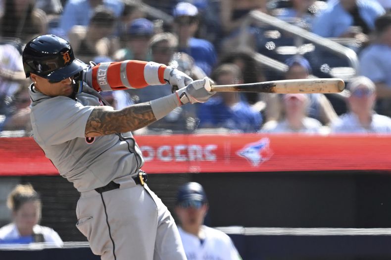 El boricua Javy Báez, de los Tigres de Detroit, pega un sencillo ante los Azulejos de Toronto, el sábado 20 de julio de 2024 (Jon Blacker/The Canadian Press via AP)