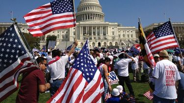 americateve | (CNN Español)  Los cambios son temporales, pero amplios. Los decretos emitidos por el presidente Obama tienen, según la Casa Blanca, el potencial de cubrir a por los cinco millones de personas, de un total de más de once millones de indocumentados.