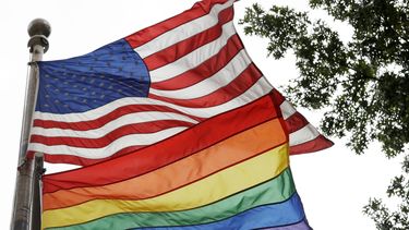 Antony Blinken autorizó a las embajadas estadounidenses a colocar la bandera LGBTQ en el mismo asta que la de EEUU