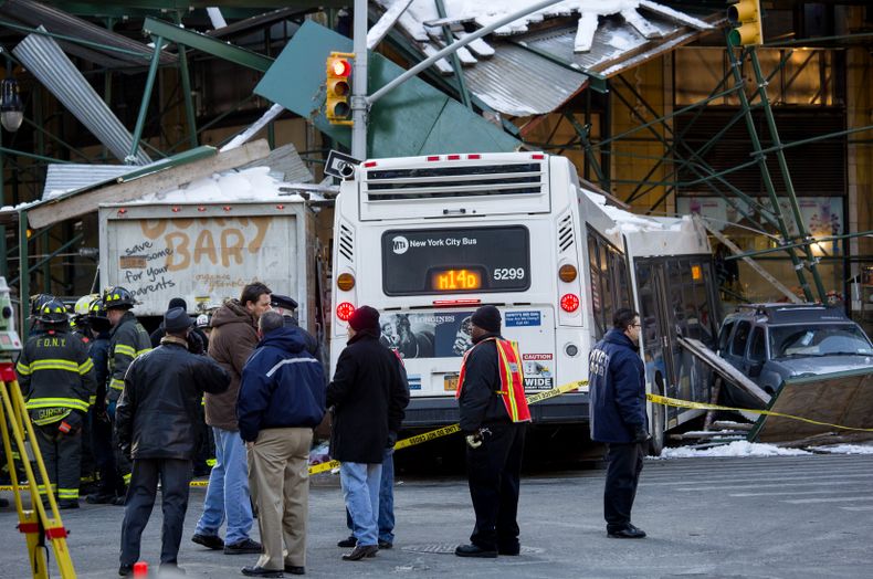 Un autob&uacute;s de la Autoridad Metropolitana de Transporte y un cami&oacute;n se observan estrellados contra un andamio en la calle 14 y S&eacute;ptima Avenida en Nueva York, el mi&eacute;rcoles 12 de febrero de 2014. Una persona muri&oacute; y otras c