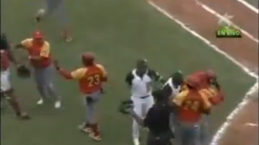 americateve | Matanzas y Pinar del Rio protagonizaron el primer hecho de indisciplina durante la inauguración de la Serie Nacional 2014-2015.