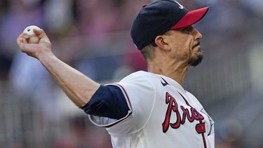 Charlie Morton, pitcher de los Bravos de Atlanta, lanza en el juego del miércoles 16 de agosto de 2023, ante los Yanquis de Nueva York (AP Foto/John Bazemore)