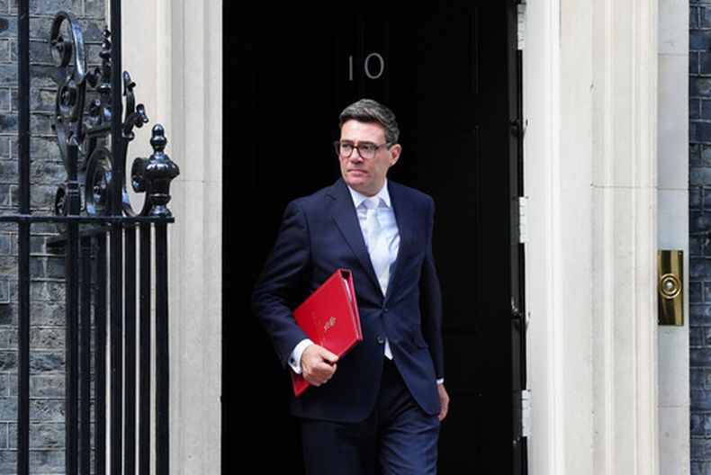 El primer ministro británico Andy Burnham saliendo de su despacho en el #10 de Downing Street, en Londres, el 1 de septiembre de 2026. (Stefan Rousseau/PA vía AP)