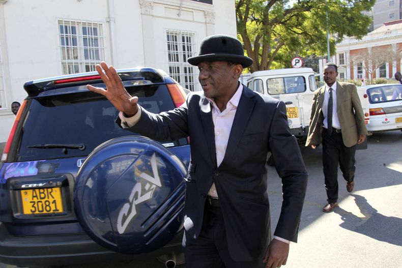Jameson Timba, entonces ministro de Estado en el despacho del primer ministro de Zimbabue, llega al tribunal en Harare el 26 de junio del 2011. (AP foto/Tsvangirayi Mukwazhi)