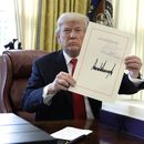Trump promulga reforma fiscal, celebrándola como victoria