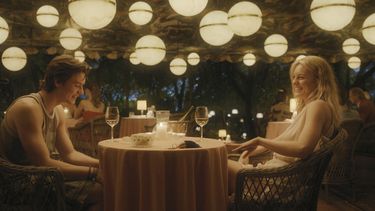 Esta imagen difundida por Apple TV+ muestra a Louis Partridge, izquierda, y Leila George en una escena de Disclaimer. (Apple TV+ via AP)