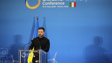 El presidente de Ucrania Volodymyr Zelenskyy habla con reporteros durante la Conferencia por la Recuperación de Ucrania, el jueves 10 de julio de 2025, en Roma. (AP Foto/Gregorio Borgia)