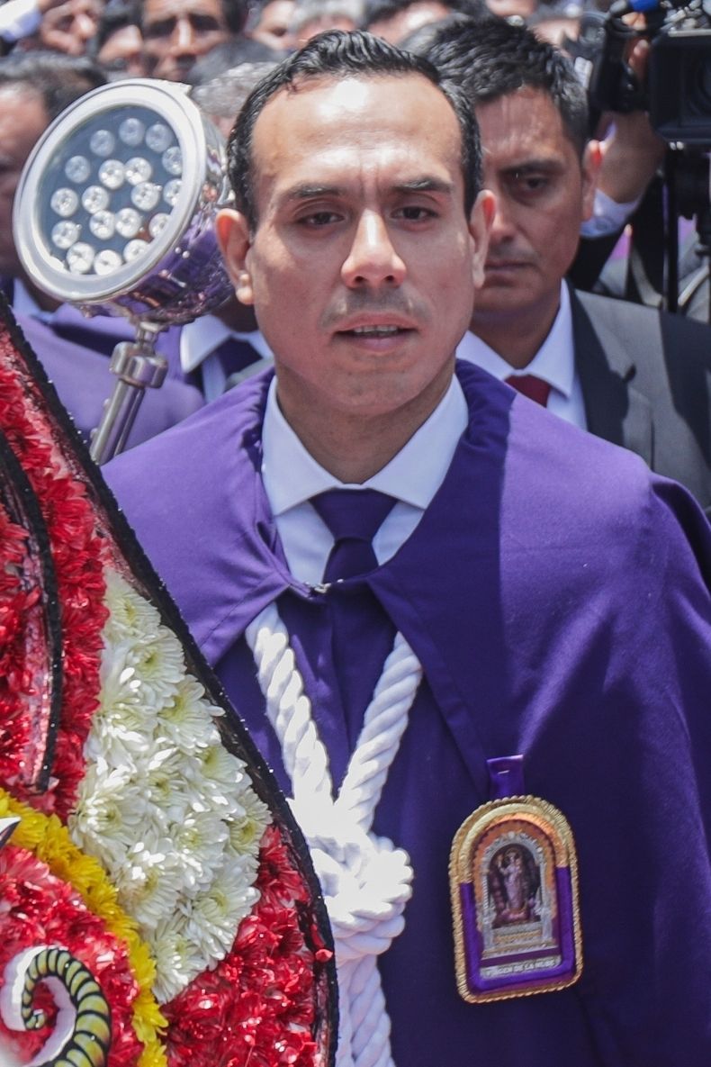 El presidente interino de Perú, José Jerí, participa en la procesión del Señor de los Milagros, el sábado 18 de octubre de 2025, en Lima. (AP Foto/Jorge Cerdán)
