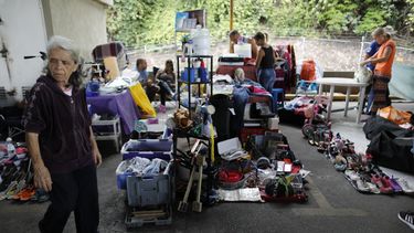 Venezolanos venden sus posesiones para poder irse del país