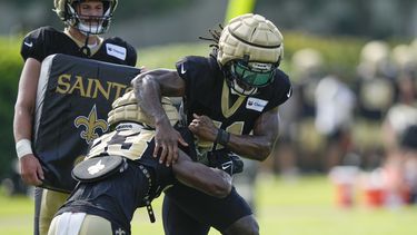 En foto del primero de agosto del 2023, el corredor de los Saints de Nueva Orleans Alvin Kamara realiza un ejercicio frente al receptor Kirk Merritt. El viernes 4 de agosto del 2023, Kamara es suspendido tres juegos por altercado que involucró al defensive back de los Colts. Chris Lammons. (AP Foto/Gerald Herbert)
