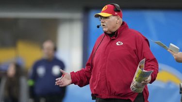 El entrenador en jefe de los Kansas City Chiefs, Andy Reid, observa durante la segunda mitad del partido de fútbol americano de la NFL contra los Chargers de Los Ángeles, el domingo 7 de enero de 2024, en Inglewood, California (AP Foto/Ashley Landis)