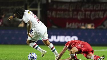 Luciano Sánchez, de Argentinos Juniors, se lesiona en una jugada con Marcelo, de Fluminense, durante el partido de la Copa Libertadores, disputado el martes 1 de agosto de 2023. (AP Foto/Iván Fernández)