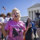 Celeste McCall, de Washington, reacciona confundida el 1 de julio del 2024, afuera de la Corte Suprema en Washington, luego que se anunciaron las decisiones. “Estoy confundida. Me habían dicho que [Trump] no tiene inmunidad para actos no oficiales”, dijo McCall. “Ni siquiera sé qué significa eso. Estoy más que confundida”. (Foto AP/Jacquelyn Martin)