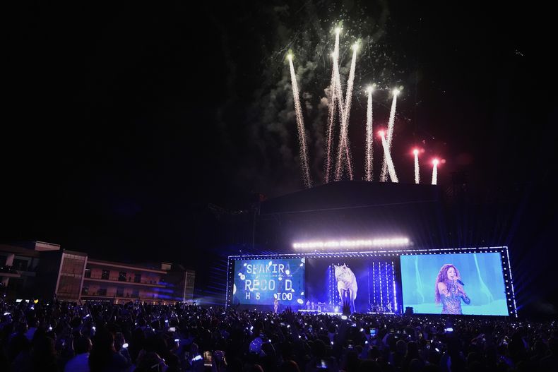 La superestrella colombiana Shakira durante un concierto de su gira Las Mujeres Ya No Lloran en la Ciudad de México el domingo 30 de marzo de 2025. (Foto AP/Eduardo Verdugo)