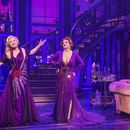 Esta imagen publicada por Polk & Co. muestra a Megan Hilty, a la izquierda, y Jennifer Simard durante una presentación de Death Becomes Her en Nueva York. (Matthew Murphy/Polk & Co. via AP)