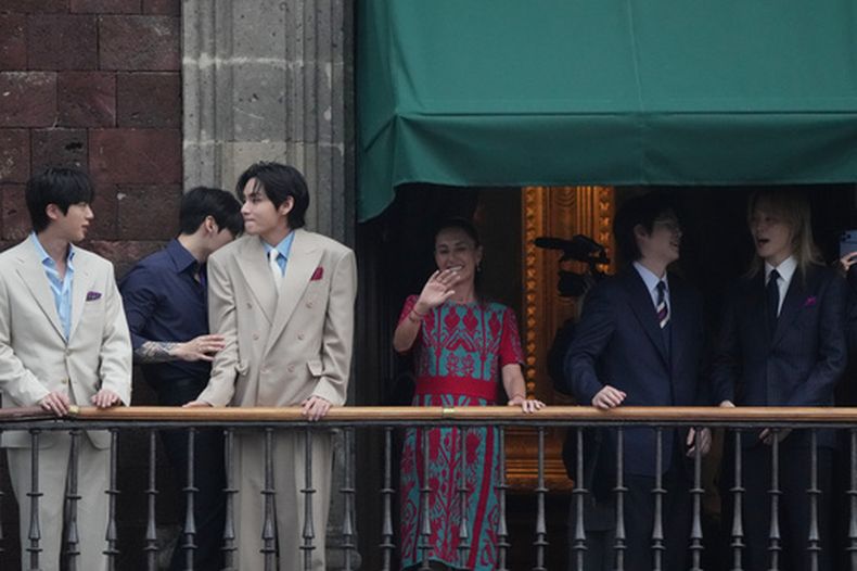 Miembros del grupo surcoreano BTS posan junto a la presidenta mexicana Claudia Sheinbaum en un balcón del Palacio Nacional en la Ciudad de México, el miércoles 6 de mayo de 2026. (Foto AP/Marco Ugarte)