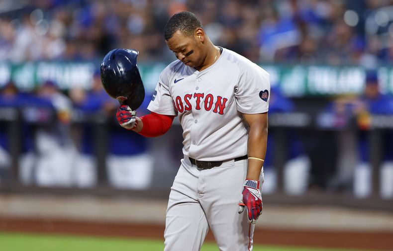 Rafael Devers, de Medias Rojas de Boston, reacciona después de un ponche en contra de los Mets de Nueva York, durante la primera entrada del juego de béisbol del martes 3 de septiembre de 2024, en Nueva York. (AP Foto/Noah K. Murray)