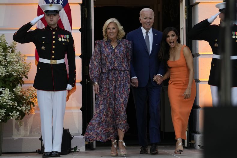 El presidente Joe Biden camina con la primera dama Jill Biden y Eva Longoria para dar unas palabras antes de la función de Flamin Hot el jueves 15 de junio de 2023, en el Jardín Sur de la Casa Blanca en Washington. (Foto AP/Jacquelyn Martin)