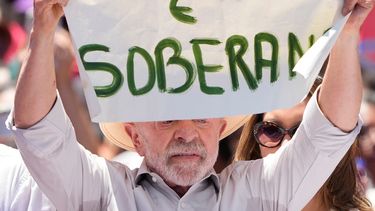El presidente brasileño Luiz Inácio Lula da Silva sostiene un letrero en el que se lee en portugués: Brasil es un país soberano, durante un mitin de campaña previo a la segunda vuelta de las elecciones presidenciales en el barrio de Ceilândia, en Brasilia, Brasil, el viernes 9 de octubre de 2026. (AP Foto/Eraldo Peres)