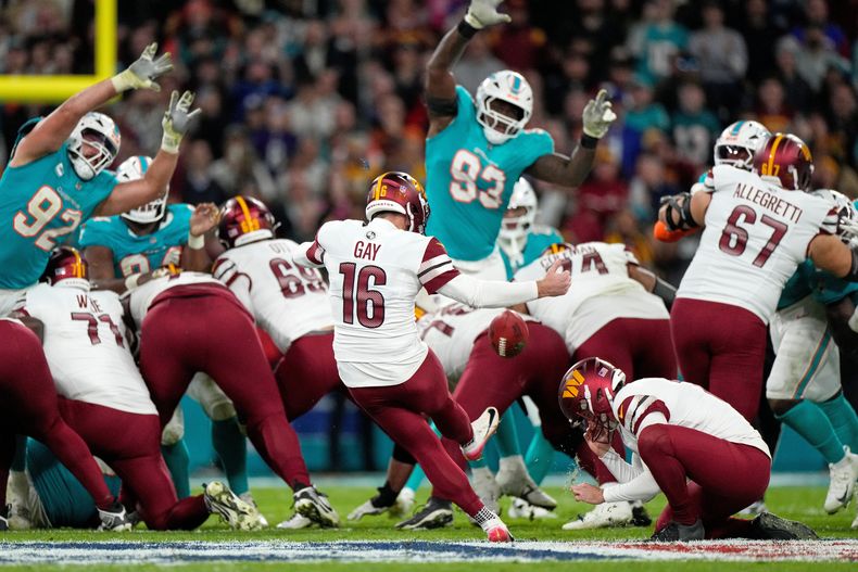 Matt Gay (16), pateador de los Commanders de Washington, falla un intento de gol de campo que hubiera representado la victoria para su equipo durante la segunda mitad del juego de la NFL en contra de los Dolphins de Miami, el domingo 16 de noviembre de 2025, en Madrid, España. (AP Foto/Bernat Armangue)