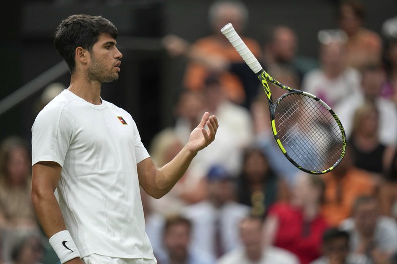 Carlos Alcaraz suelta su raqueta durante el partido contra Andrey Rublev en los octavos de final del torneo de Wimbledon, el 6 de julio de 2025, en Londres. (AP Foto/Alastair Grant)