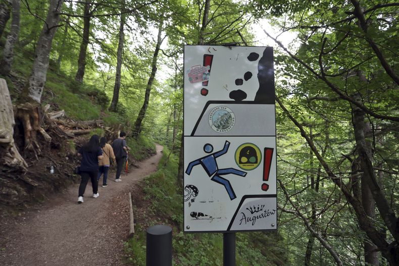 Un letrero de peligro en un sendero rumbo al desfiladero Pollat, cerca del castillo Neuschwanstein, el viernes 16 de junio de 2023, en Schwangau, Alemania. (Karl-Josef Hildenbrand/dpa via AP)
