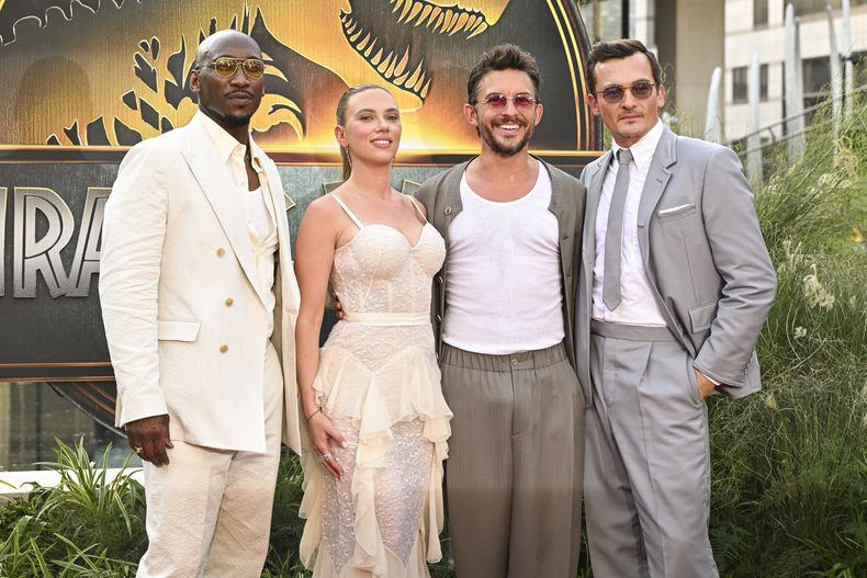 Mahershala Ali, de izquierda a derecha, Scarlett Johansson, Jonathan Bailey y Rupert Friend asisten al estreno de Jurassic World Rebirth el lunes 23 de junio de 2025 en el Lincoln Center de Nueva York. (Foto Evan Agostini/Invision/AP)
