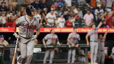 Matt Olson, de los Bravos de Atlanta, comienza su trote tras conectar un cuadrangular de tres carreras ante los Orioles de Baltimore, el viernes 24 de julio de 2026 (AP Foto/Terrance Williams)