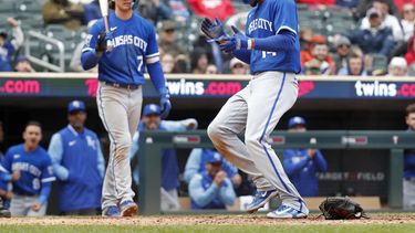 El venezolano Edward Olivares anota la carrera de la victoria de los Reales de Kansas City ante los Mellizos de Minnesota, el sábado 29 de abril de 2023 (AP Foto/Bruce Kluckhohn)