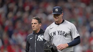 Ian Hamilton, relevista de los Yankees de Nueva York, se marcha del tercer juego de la Serie de Campeonato de la Liga Americana ante los Guardianes de Cleveland, el jueves 17 de octubre de 2024 (AP Foto/Godofredo Vásquez )