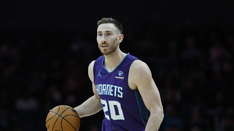 ARCHIVO - El alero de los Hornets de Charlotte,Gordon Hayward lleva el balón a la cancha contra los Nuggets de Denver durante la primera mitad de un partido de baloncesto de la NBA en Charlotte, Carolina del Norte, el sábado 23 de diciembre de 2023. (AP Foto/Nell Redmond)