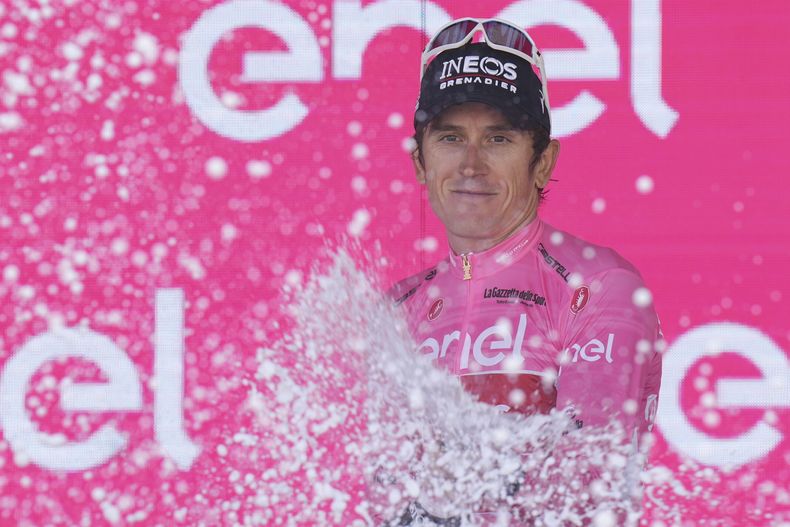Geraint Thomas celebra en el podio tras completar la 18va etapa del Giro de Italia, el jueves 25 de mayo de 2023, en Val di Zoldo. (Gian Mattia DAlberto/LaPresse vía AP)