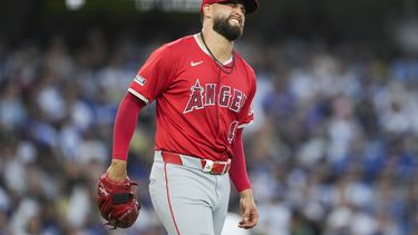 Patrick Sandoval (43), abridor de los Angelios de Los Ángeles, reacciona después de sufrir una lesión durante la tercera entrada del juego de béisbol en contra de los Dodgers de Los Ángeles, el viernes 21 de junio de 2024. en Los Ángeles. (AP Foto/Ashley Landis)
