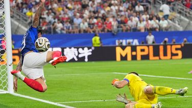 Unai Simón, arquero de España, realiza una atajada ante Theo Hernández, de Francia, en la semifinal mundialista disputada el martes 14 de julio de 2026 en Arlington, Texas (AP Foto/Julio Cortez)