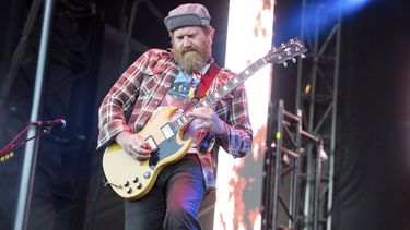 ARCHIVO - Brent Hinds de Mastodon se presenta en el Louder Than Life Music Festival en Champions Park el sábado 30 de septiembre de 2017, en Louisville, Ky. (Foto Amy Harris/Invision/AP, archivo)