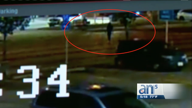 fuerte video: peaton es aplastado por dos autos en peligrosa calle de miami