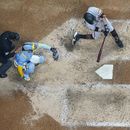 J.D. Davis, de los Gigantes de San Francisco, batea un jonrón de dos carreras en el séptimo capítulo del juego ante los Cerveceros de Milwaukee, el viernes 26 de mayo de 2023 (AP Foto/Morry Gash)