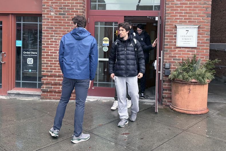 Jugadores de basquetbol de Dartmouth salen del lugar donde votaron el martes 5 de marzo de 2024 por sindicalizarse, en Hanover, Nueva Hampshire (AP Foto/Jimmy Golen)