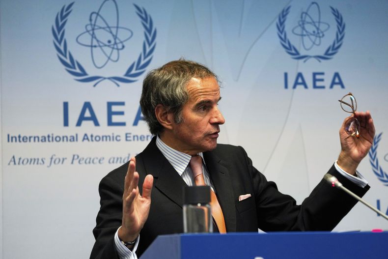 Rafael Mariano Grossi, director general del Organismo Internacional de la Energía Atómica, habla a reporteros durante un seminario de la agencia en Viena, Austria, el 28 de mayo de 2025. (AP Foto/Jon Gambrell)