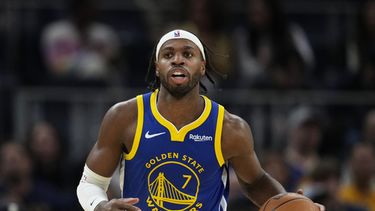 ARCHIVO - Foto del 13 de enero del 2026, el jugador de los Warriors de Golden State Buddy Hield avanza con el balón en el encuentro ante los Trail Blazers de Portland. (AP Foto/Godofredo A. Vásquez, Archivo)