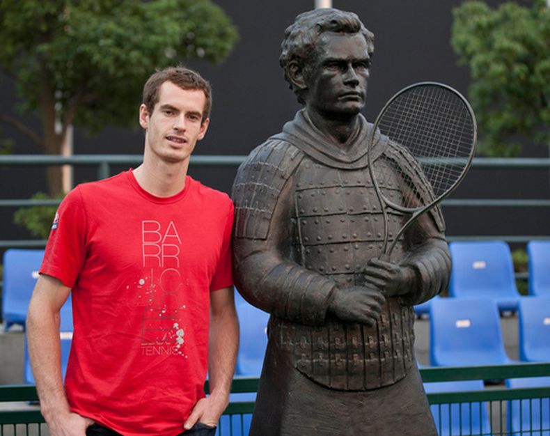 ARCHIVO - Andy Murray, de Gran Bretaña, posa junto a una escultura de un guerrero de terracota inspirada en él, tras presentarla en el torneo de tenis del Másters de Shanghái en Shanghái, China, el martes 11 de octubre de 2011. (Foto AP/Andy Wong, Archivo)