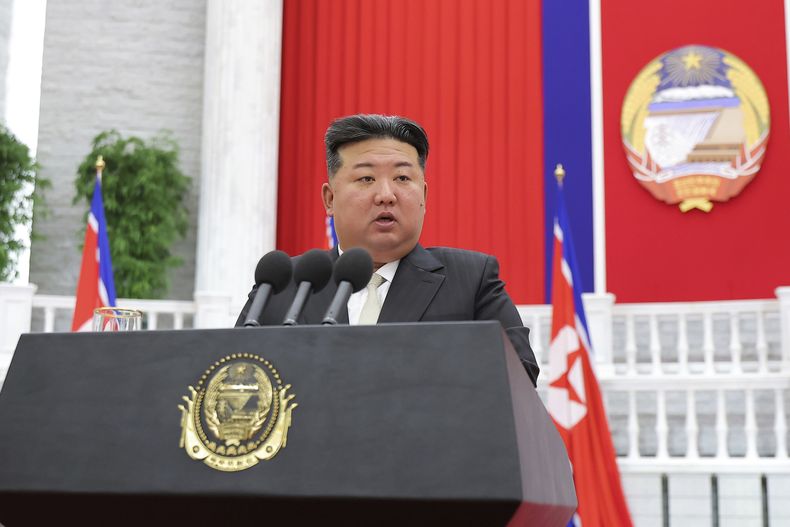 En esta foto, proporcionada por el gobierno de Corea del Norte, el líder norcoreano Kim Jong Un pronuncia un discurso con motivo del 76mo aniversario de la fundación del país, el lunes 9 de septiembre de 2024, en Pyongyang, Corea del Norte. (Agencia Central de Noticias de Corea/Korea News Service vía AP)