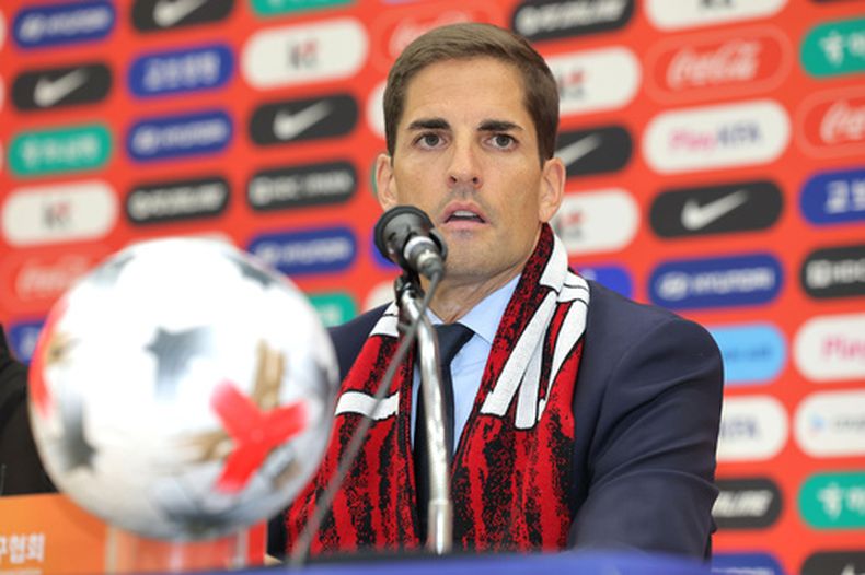 Robert Moreno, técnico interino de la selección de Corea del Sur, durante una rueda de prensa, el 14 de septiembre de 2026, en Cheonan, Corea del Sur. (Ryu Young-seok/Yonhap vía AP)