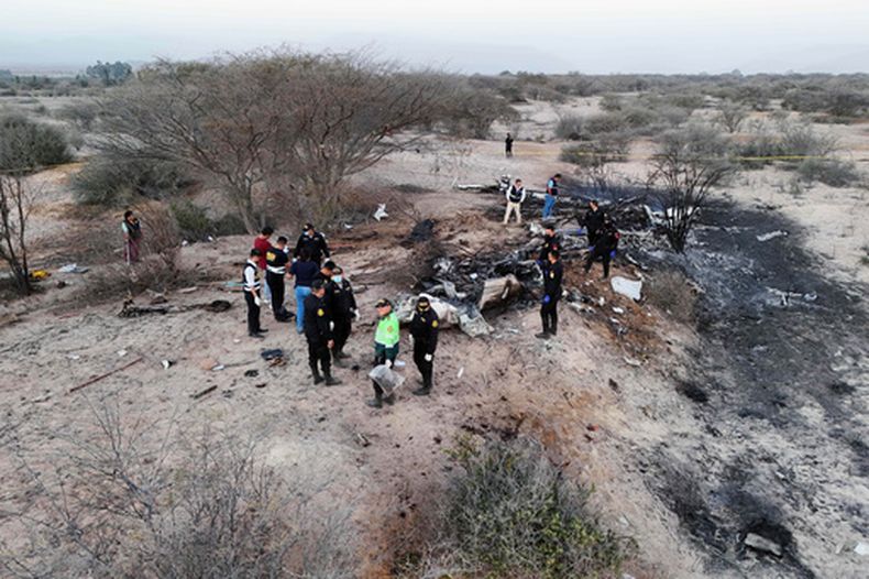 La policía inspecciona los restos de una avioneta que se estrelló durante un vuelo turístico sobre las Líneas de Nazca, el sábado 1 de agosto de 2026, en Perú. (AP Foto/Genry Bautista)