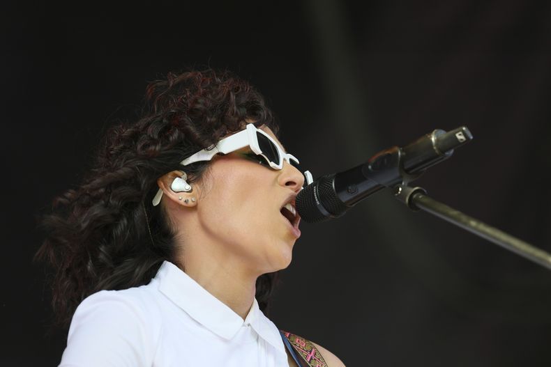 La cantante mexicana Marissa Mur durante su concierto en el Festival Vive Latino en la Ciudad de México el sábado 16 de marzo de 2024. (Foto AP/Ginnette Riquelme)