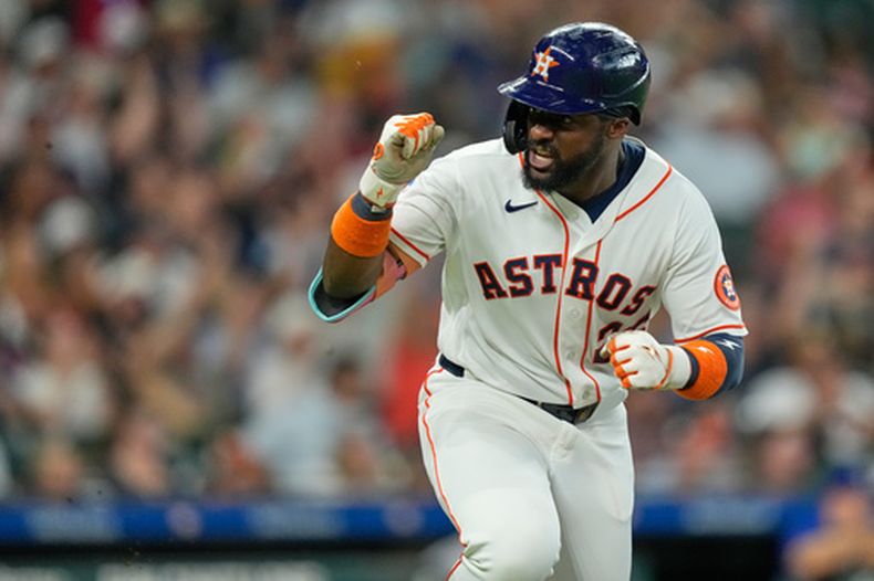 Taylor Trammell, de los Astros de Houston, festeja luego de pegar un sencillo ante los Rangers de Texas el sábado 1 de agosto de 2026 (AP Foto/David J. Phillip)